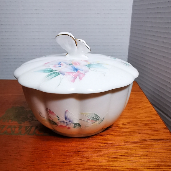 Vintage Aynsley Fine Bone China Little Sweetheart Lidded Butterfly Trinket Dish - Picture 13 of 17